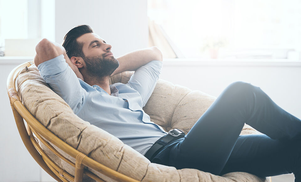 homme en chemise assis sur un fauteuil