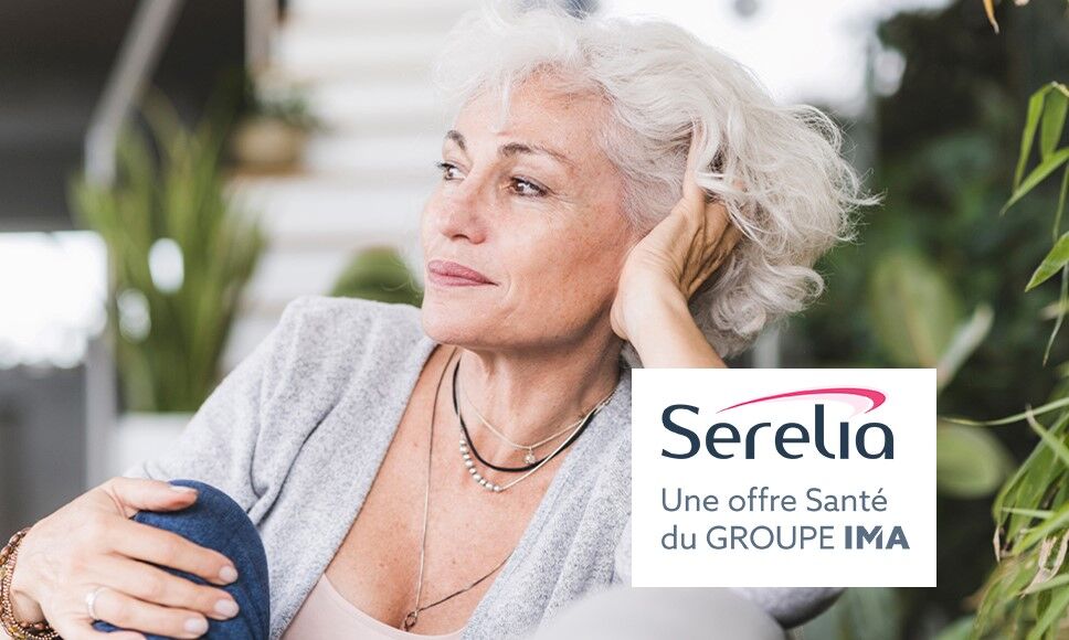 Femme en pull gris accoudé