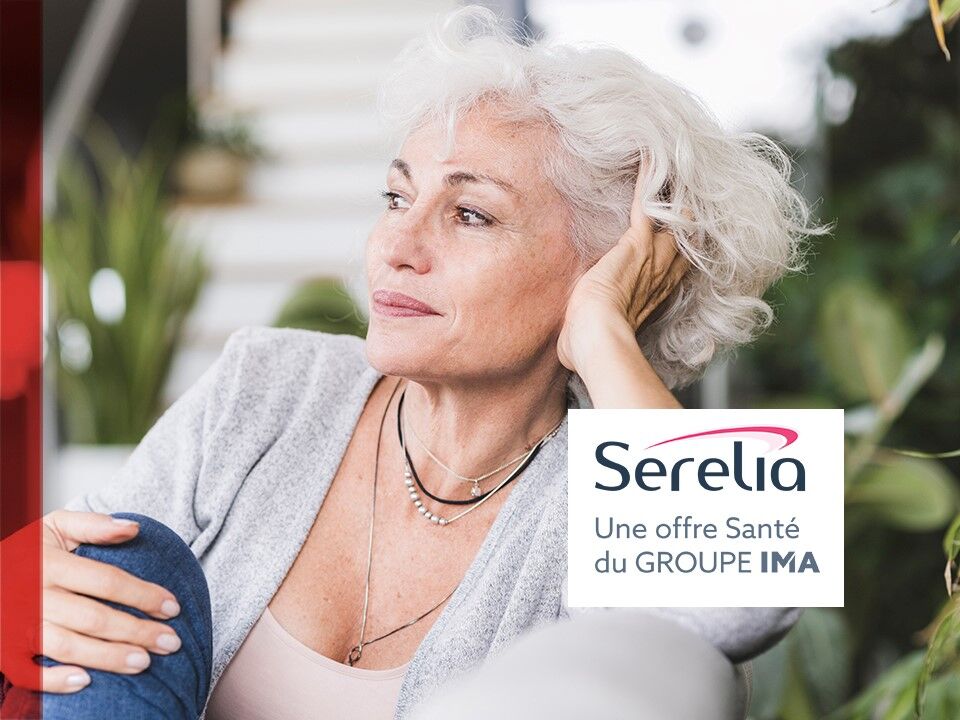 Femme en pull gris accoud&eacute;