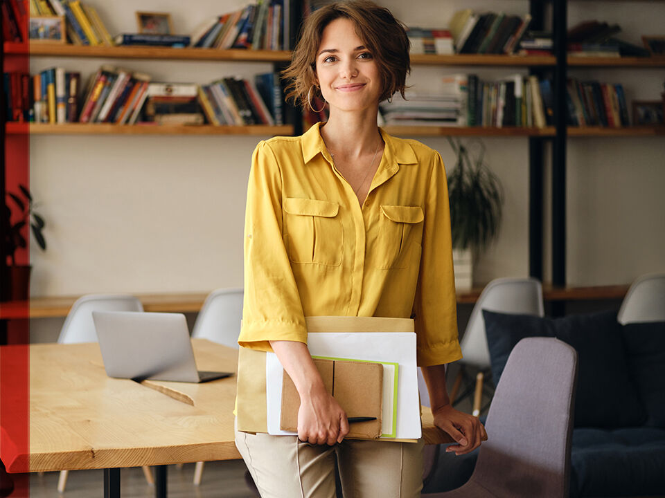 Femme entrepreneure porte un chemisier jaune