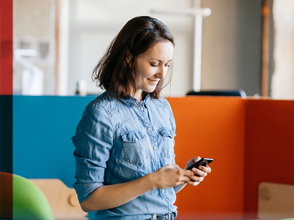 Femme en chemise bleu avec un smarthphone