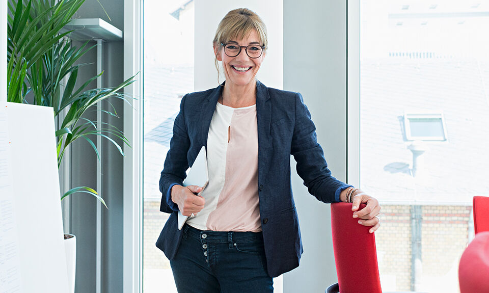 femme debout siège rouge