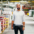 Homme dans une usine
