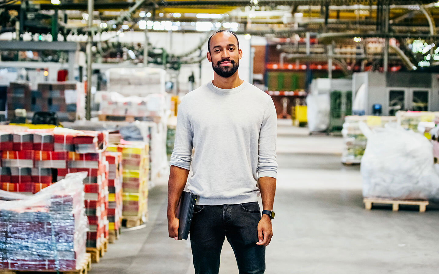 Homme dans une usine