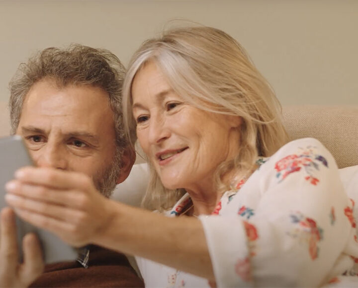 Couple sénior devant une tablette