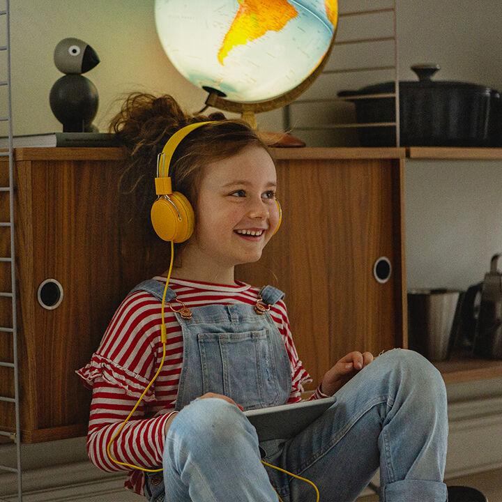 Jeune fille qui &eacute;coute de la musique avec un casque