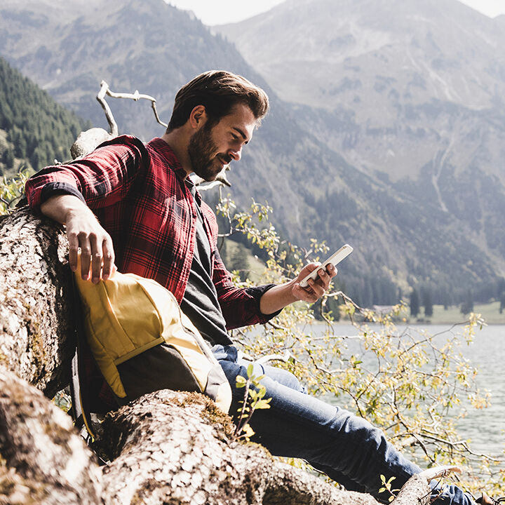 Homme assis dans la montagne