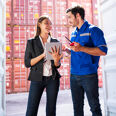 une femme et un homme devant des containers