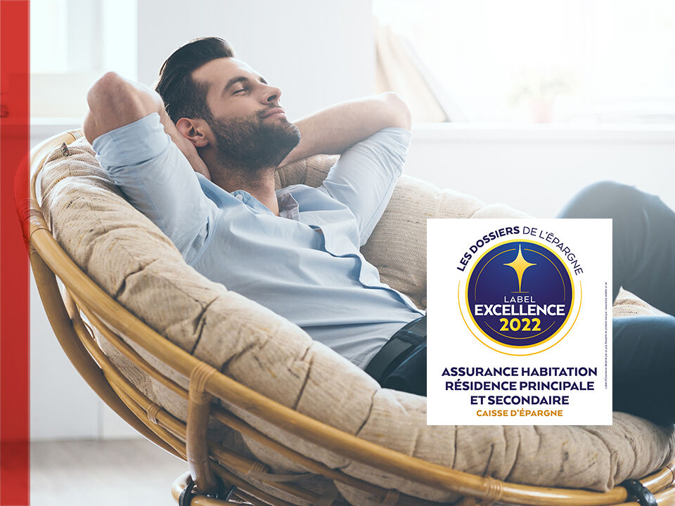 Homme se relaxant dans un fauteuil