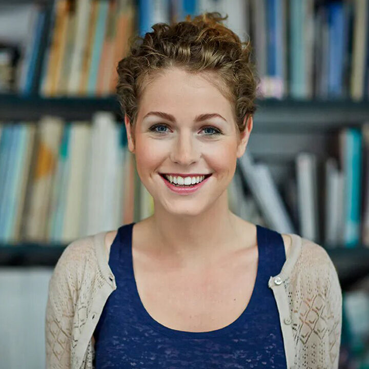 femme devant bibliothèque