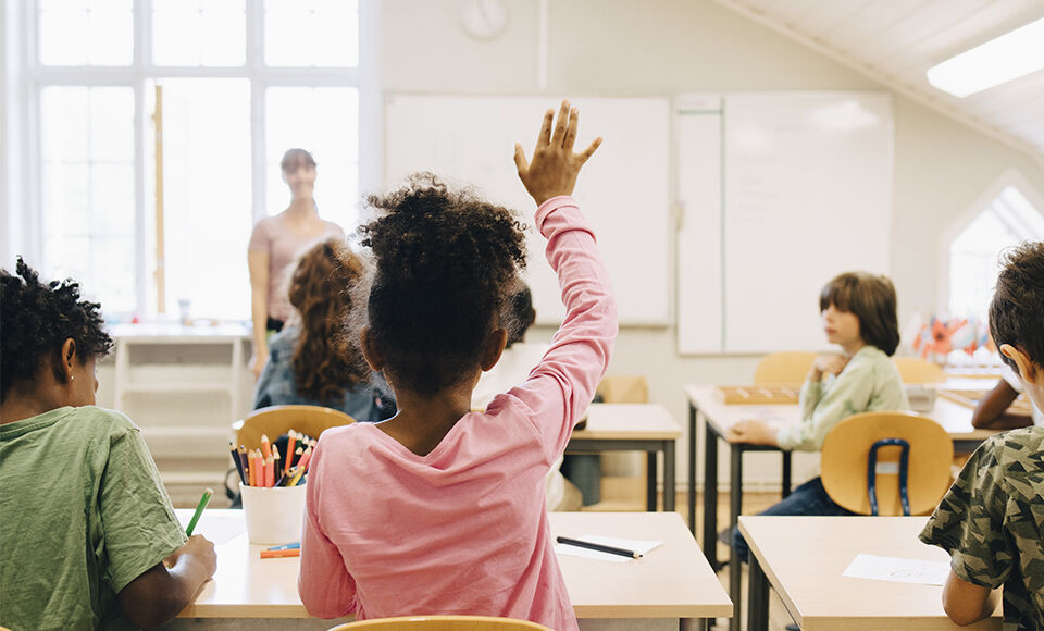 petite fille en classe