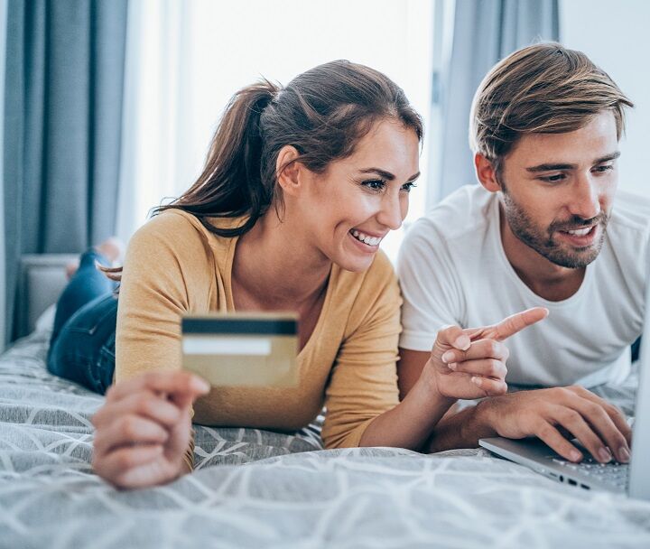 couple-carte-visa-booking-ordinateur