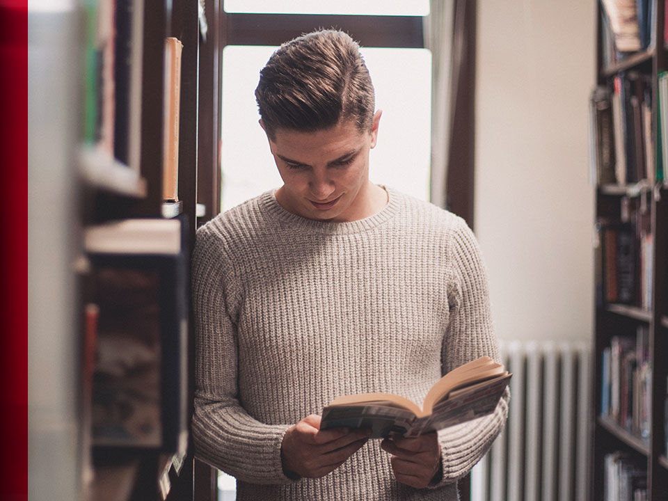 jeune homme qui s'instruis à la bibliothèque