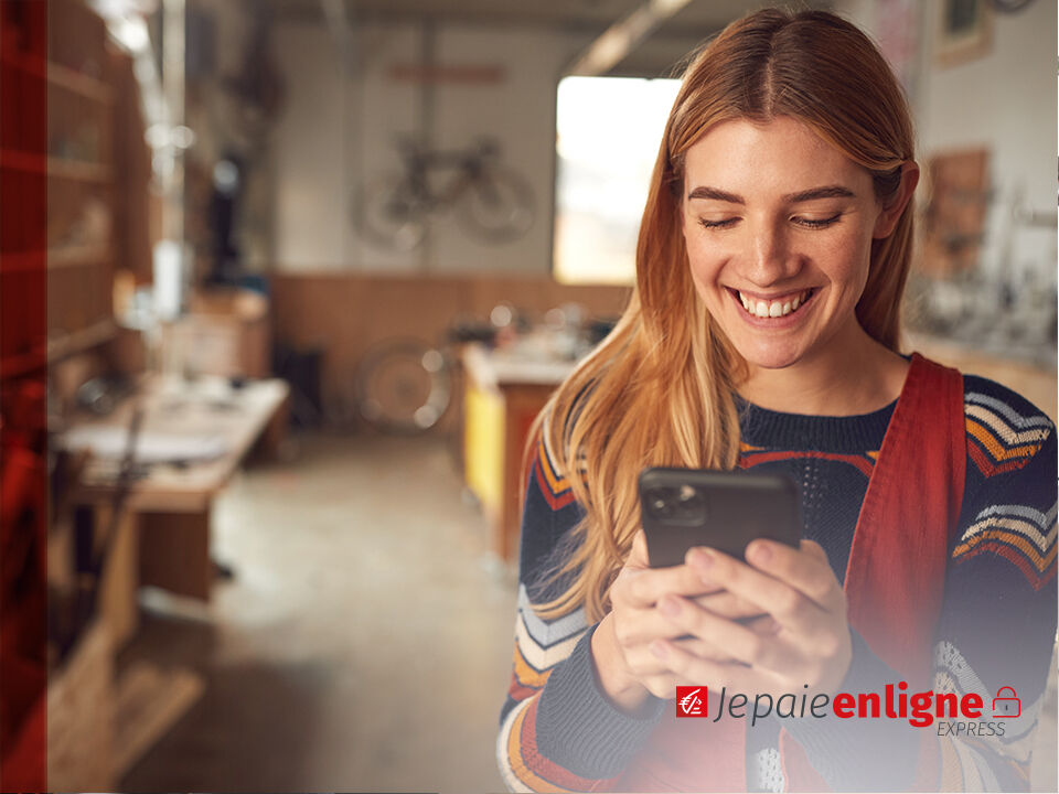 paiement à distance sms blonde sourire