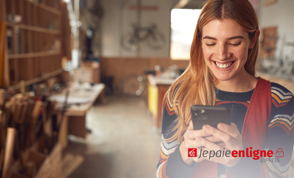 paiement à distance sms blonde sourire