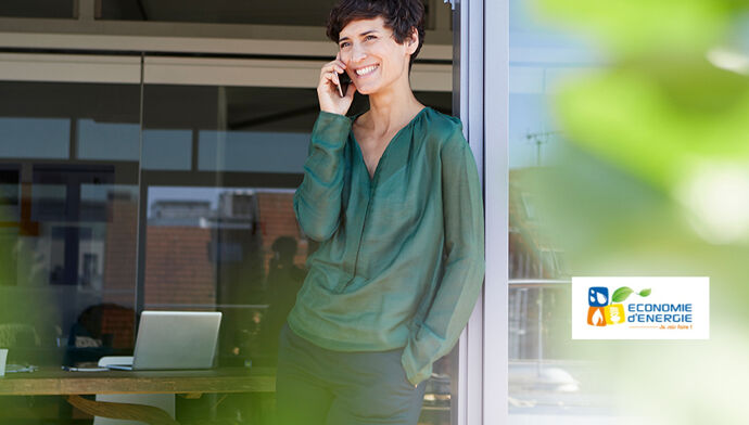 Femme brune au téléphone