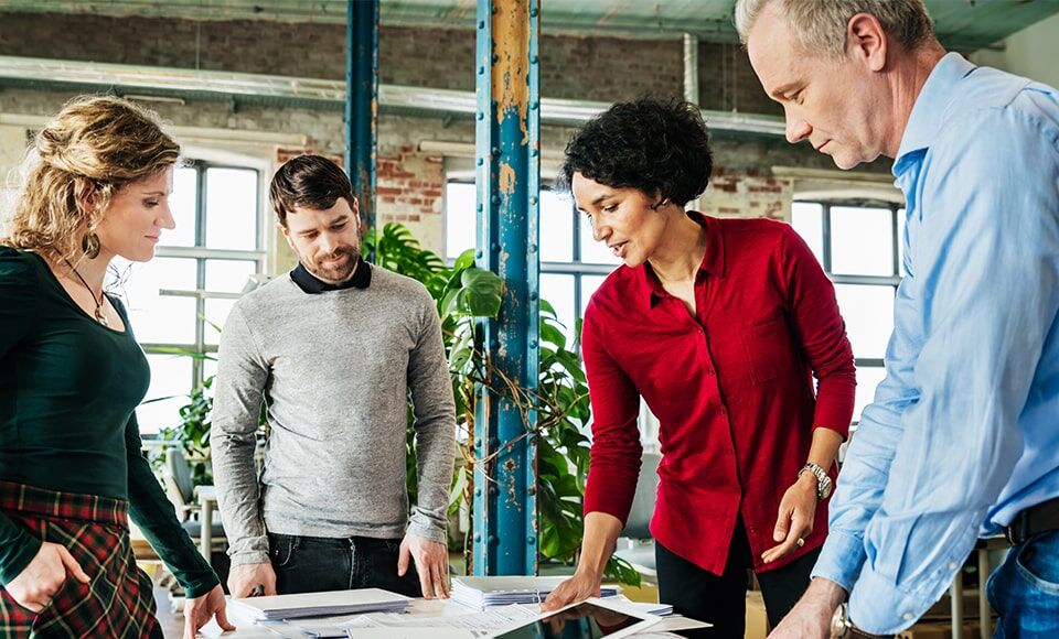 Collaborateurs qui regardent des documents