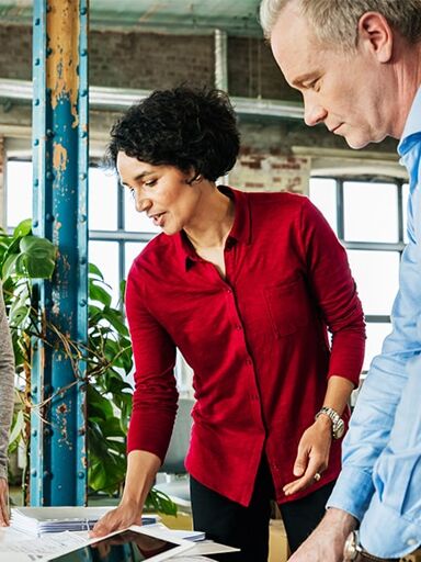 Collaborateurs qui regardent des documents
