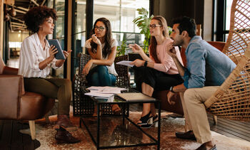Groupe de personnes en réunion