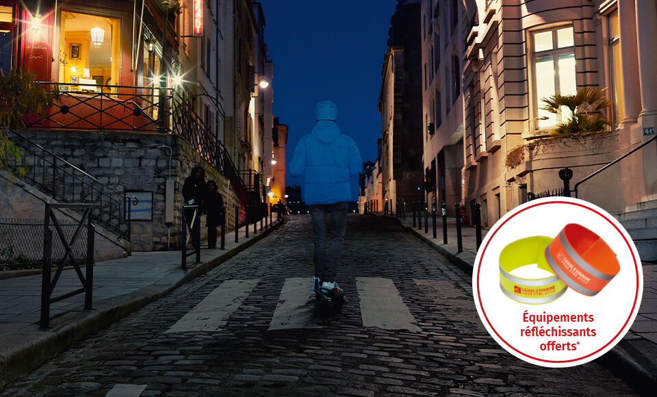 Homme en trottinette en ville la nuit