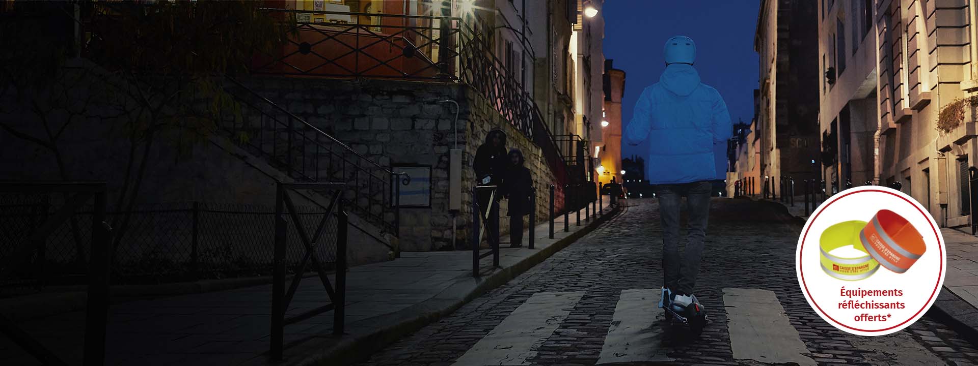 Homme en trottinette en ville la nuit