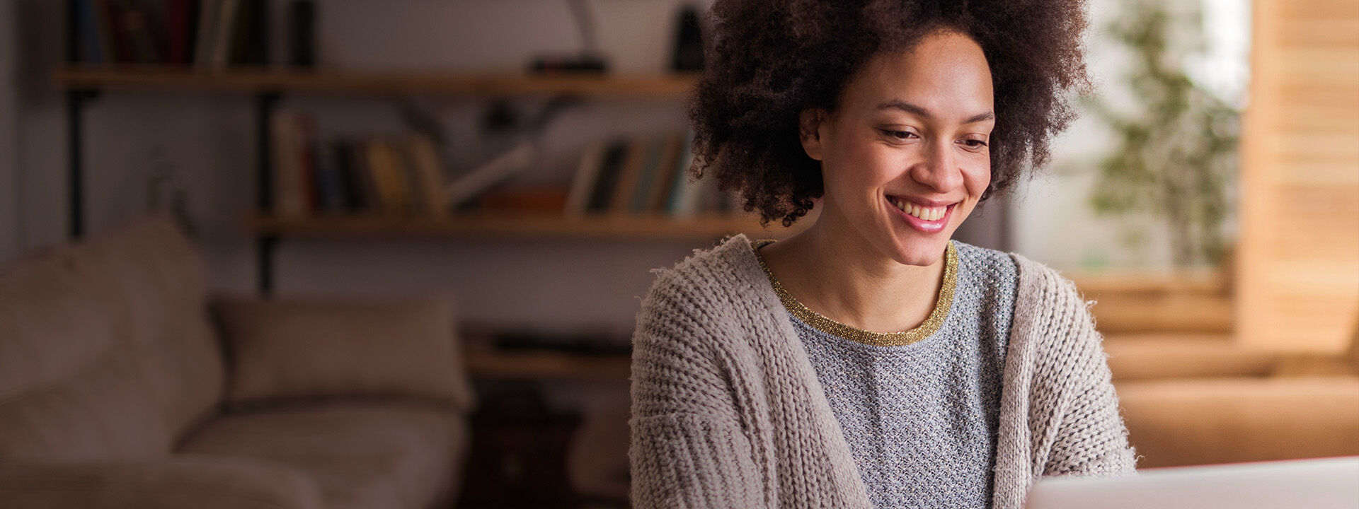 Femme sur son ordinateur portable