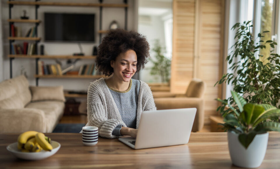 Femme sur son ordinateur portable