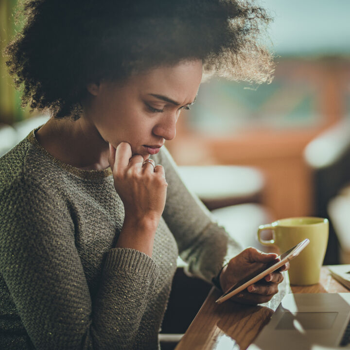 Femme inquiète sur son téléphone