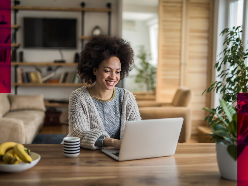 Femme chez elle sur son ordinateur portable