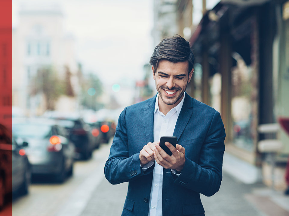 Homme professionnel composant un num&eacute;ro sur son mobile