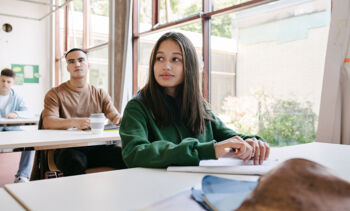 Jeune adolescente assise en classe