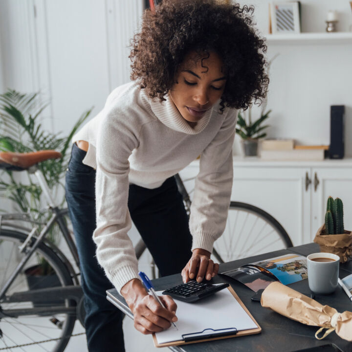 Jeune femme qui signe des documents