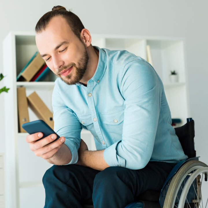 Homme sur son téléphone mobile