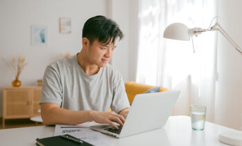 Jeune homme sur son ordinateur portable