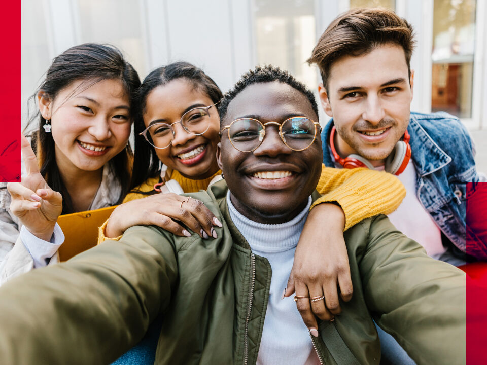 Groupe de jeunes qui fait un selfie