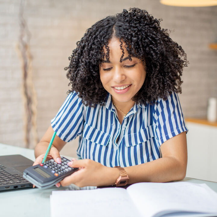 Jeune femme qui fait des calculs