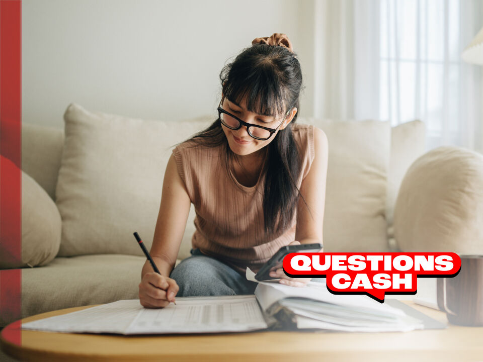 Jeune femme qui fait des calculs et prend des notes
