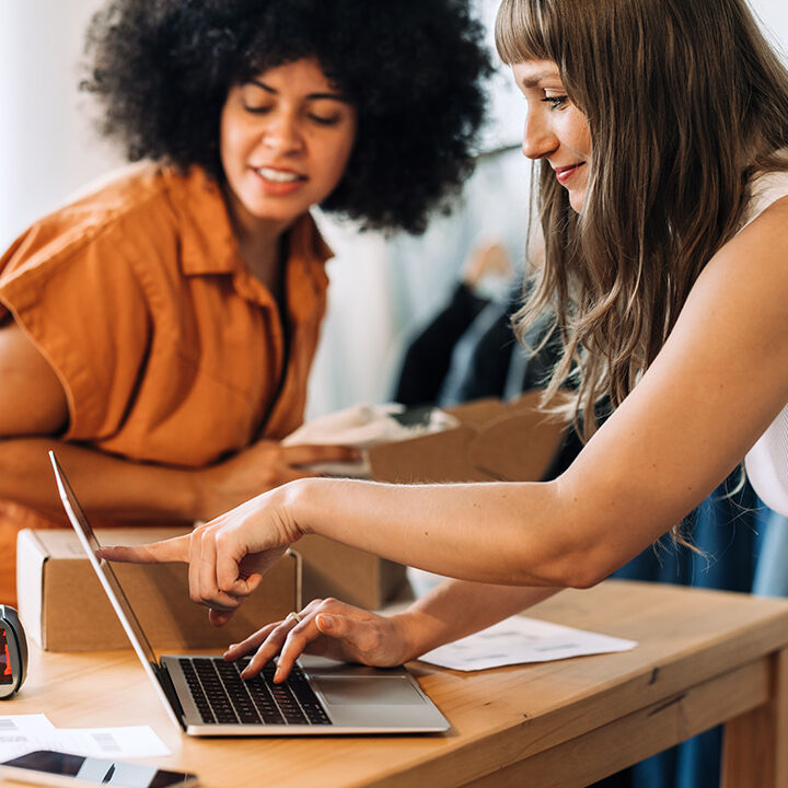 Deux femmes qui créent un site e-commerce