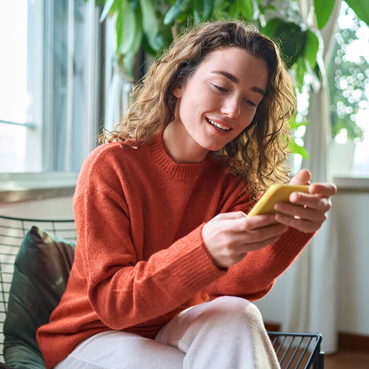 Femme effectuant un paiement &agrave; distance