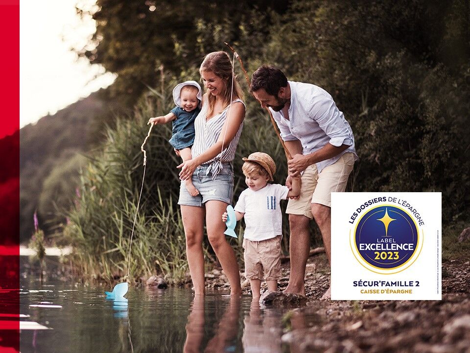 Une famille p&ecirc;che des poissons.