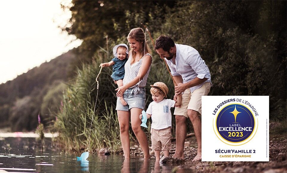 Une famille p&ecirc;che des poissons.