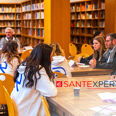 Etudiants dans une bibliothèque avec le logo Santexpert dans le coin inferieur droit