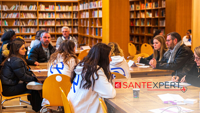 Etudiants dans une bibliothèque avec le logo Santexpert dans le coin inferieur droit