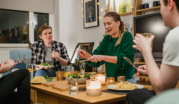 colocataires autour d'un repas