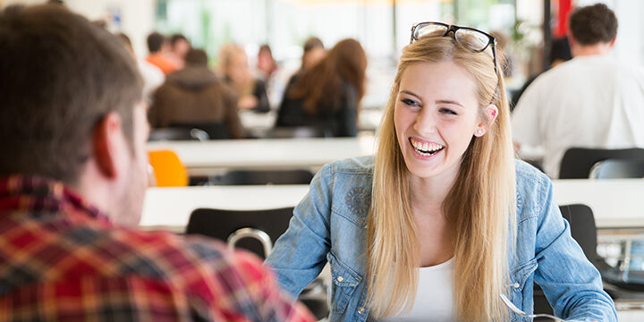 étudiante mange dans un restaurant universitaire