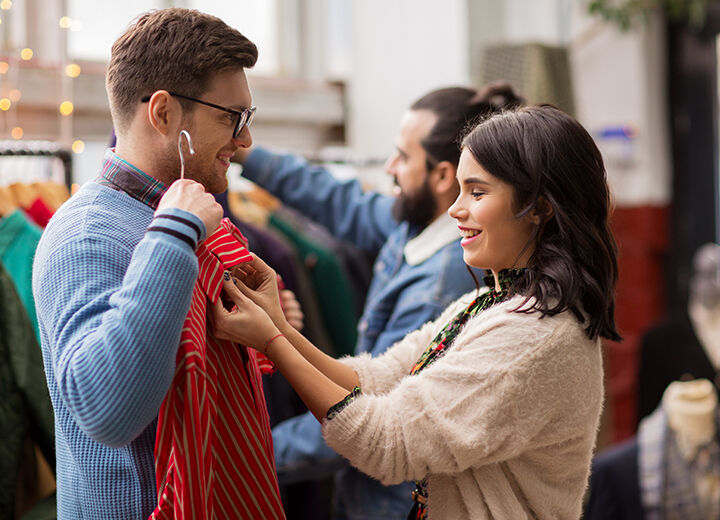 étudiant achetent des vêtements d'occasion