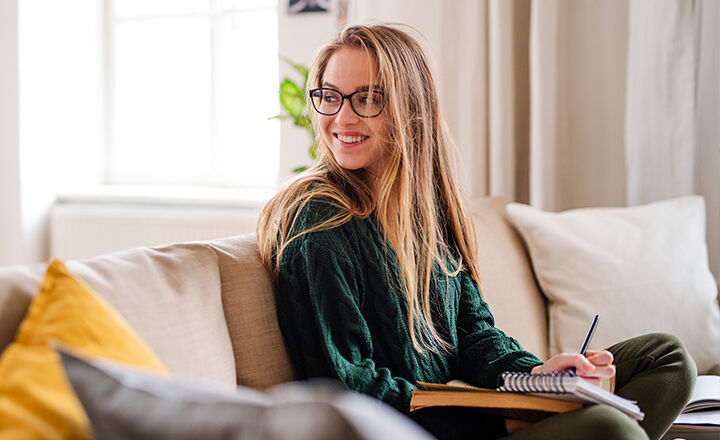 étudiante écrit dans un cahier