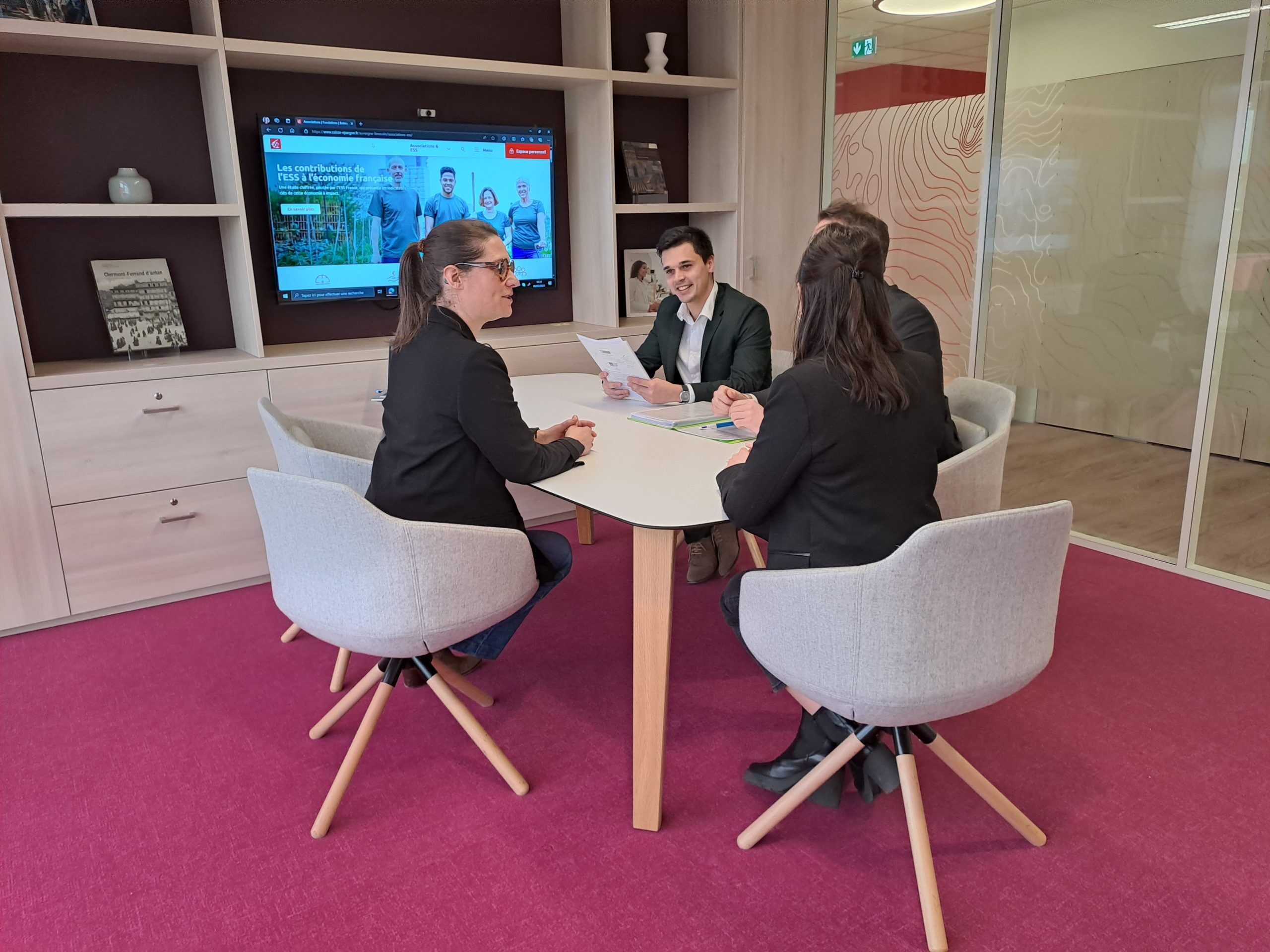conseillers et clients en rendez-vous en agence